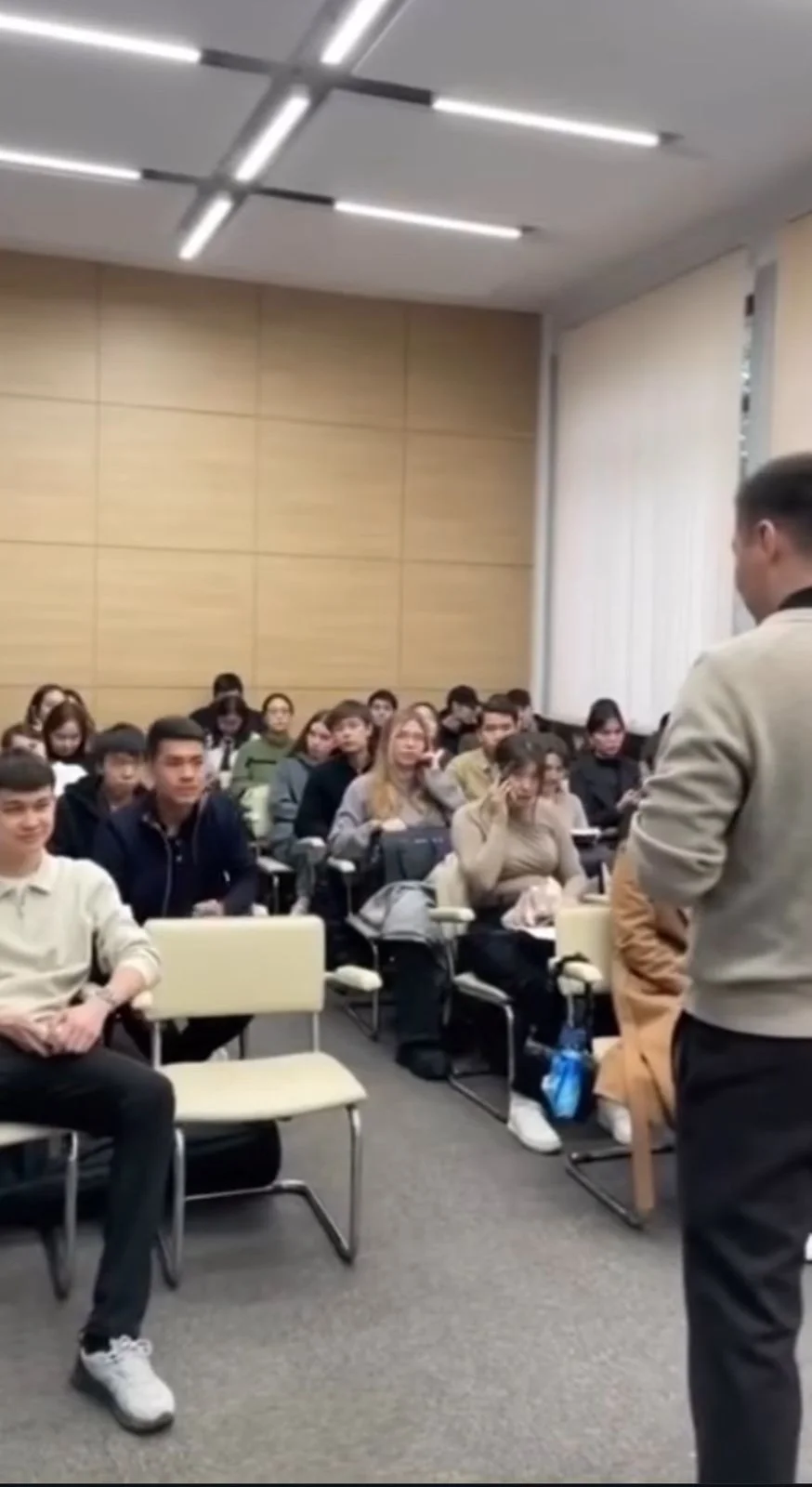 Студенттер вакансиялар жәрмеңкесінде