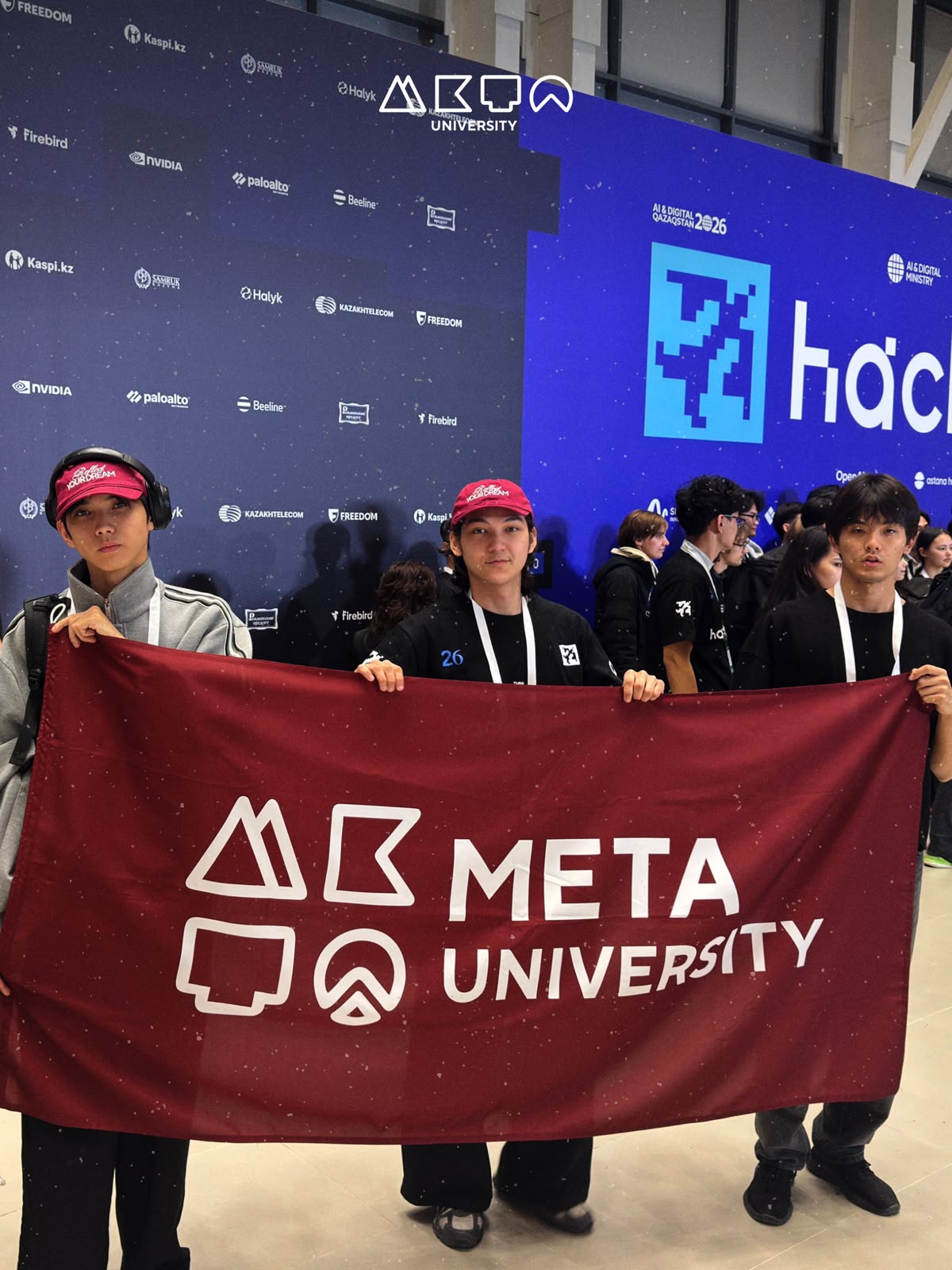 META University командасы HackAlem AI хакатонында университет туымен