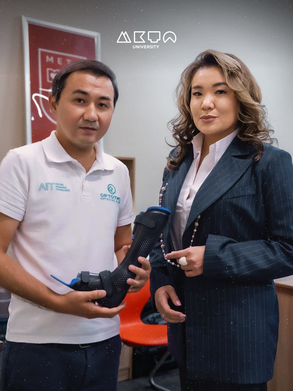 Орталық маманы 3D-принтерде басылған ортезді көрсетуде