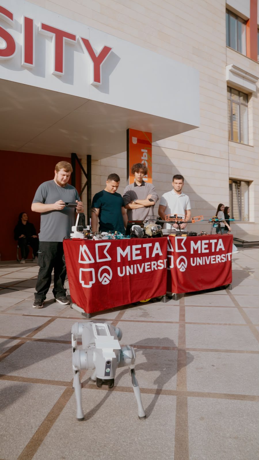 META University стенді және робот-ит