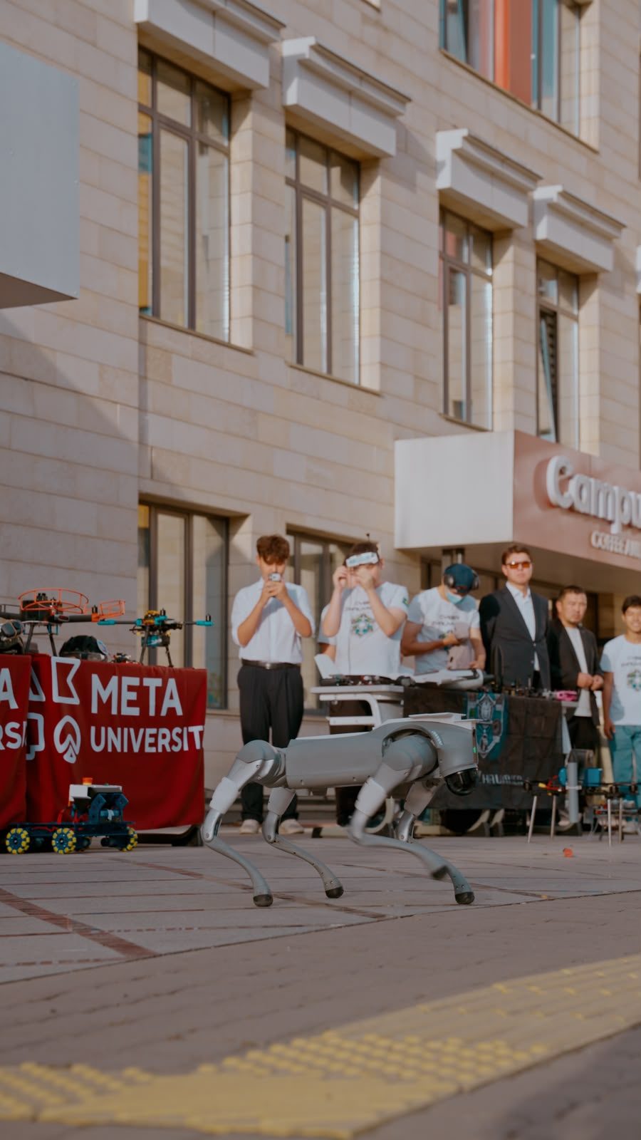 Дрондар мен робототехника көрмесі университет ауласында